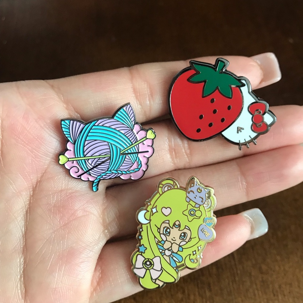 🛑sold🛑Set 3 pins hello kitty and sailor moon